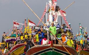 FOTO TRADISI DEMAK : Meriahnya Sedekah Laut Syawal