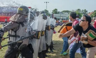 FOTO HARI BHAYANGKARA : Polres Demak Simulasi di Alun-Alun