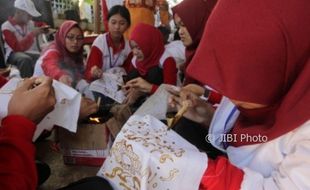 FOTO SISWA MENGENAL NUSANTARA 2017 : Pelajar Jateng Belajar Bikin Batik Basurek