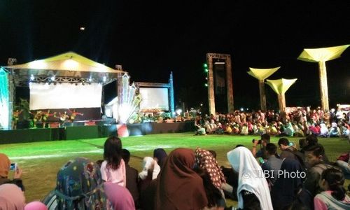 HUT KABUPATEN MADIUN : Anak Sekolah Sajikan Aneka Tari dalam Spasma 2017 di Alun-Alun Mejayan