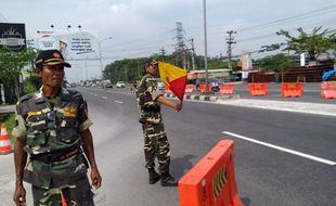 TOL SOKER : Demi Kelancaran Lalu Lintas, Sukarelawan Bekerja Ikhlas Tanpa Honor