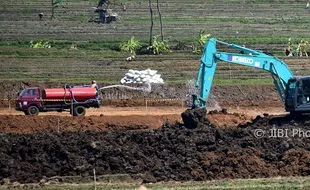 FOTO TOL SALATIGA-KARTASURA : Di Susukan, Trans Jawa Bersihkan Lahan