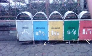 KEBERSIHAN SALATIGA : Tempat Sampah Bolong di Lapangan Pancasila Apa Gunanya?