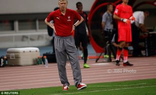 SPORTAINMENT :  Kisah Sepatu Merah Mencolok Wenger yang Jadi Perbincangan