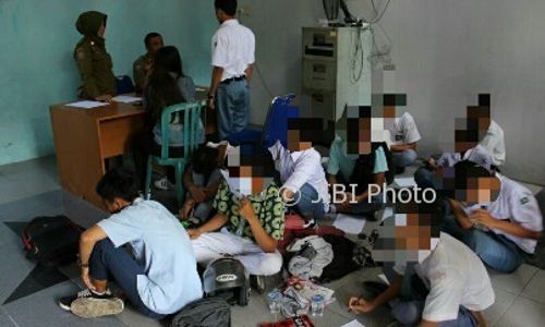 RAZIA SRAGEN : Dipengaruhi Miras dan Pil Koplo, Pelajar Nekat Tabrak Petugas Satpol PP