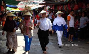 Kemeriahan HUT RI di Pasar Sragen, Para Pedagang Adu Ketangkasan