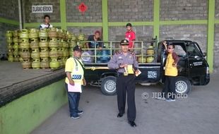 ELPIJI KARANGANYAR : Gas Melon Langka, Polisi dan Camat Colomadu Sidak ke Agen