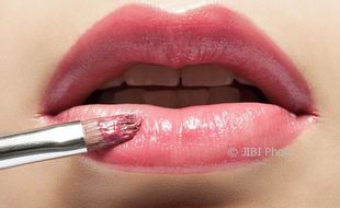 TIPS KECANTIKAN : Ingin Lipstik Tak Menempel di Gigi? Ini Caranya!