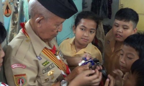 HARI PRAMUKA : Siswa SD Kristen Triwindu Solo Datangi Kedai Ponk