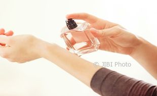 TIPS KECANTIKAN :Ingin Parfum Tahan Lama? Semprotkan di Area Ini