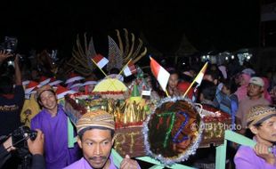 TRADISI SRAGEN : Kirab 40 Tumpeng Jadi Puncak Hajatan Ndesa Maskarebet