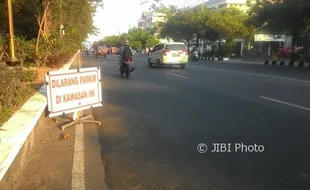 LALU LINTAS SOLO : Dishub Berlakukan Larangan Parkir di Jl. Adisucipto Ruas Manahan