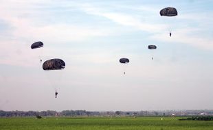 Warga Sragen Dapat Hiburan Gratis Nonton Latihan Terjun Payung Kopassus