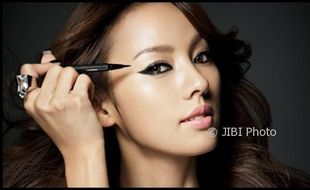 TIPS KESEHATAN : Ladies, Waspadai Efek Penggunaan Eyeliner