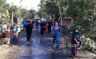 INFRASTRUKTUR SRAGEN : Jalan Gondang-Jambeyan Berdebu, Kesehatan Warga Gamping Terganggu