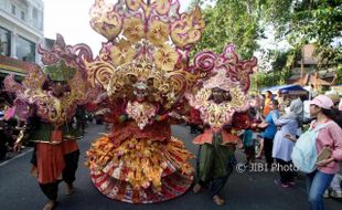 Meriahnya Karnaval Jogja Fashion Week Bertema Flora Fauna