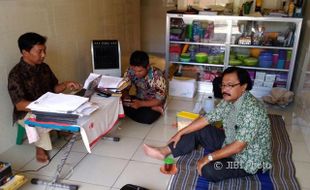 PILGUB Jateng 2018 : Belum Punya Kantor, Panwaslu Sragen Rapat di Garasi