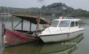 WISATA SRAGEN : Mangkrak, Perahu Bantuan Pemerintah Pusat di Gunung Kemukus Karam