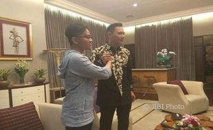 AHY & Gibran Rakabuming Bertemu di Istana, Salam Komando Bersama