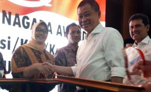 PRESTASI SRAGEN : Jadi Salah Satu Daerah Terinovatif, Bupati Yuni Raih Inagra Awards 2017