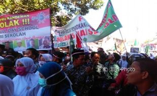 DEMO BATANG : Ribuan Warga Tolak Full Day School, Bupati dan Wabup Turut Serta