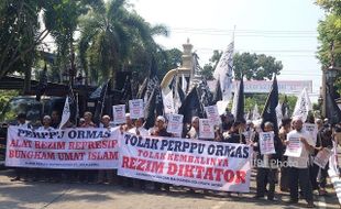 Demo Tolak Perppu Ormas di Gedung DPRD Solo, Polisi Halau Massa Luar Kota