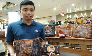 EKONOMI KREATIF : Aplikasikan Batik Tulis ke Aneka Produk