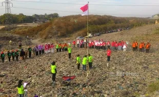 Lahan untuk Konstruksi PLTS Putri Cempo Solo Tertutup Sampah