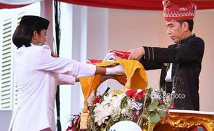 HUT RI : Presiden Jokowi Akhirnya Ungkap Kalimat Bisikan Kepada Pembawa Baki Bendera