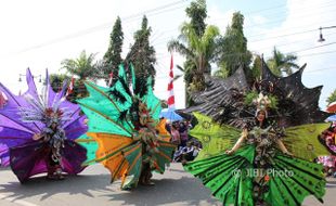 HUT RI : Karnaval Karanganyar, Adu Kreativitas dan Potensi