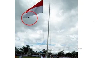 Peci Tersangkut di Bendera, Paskibraka Nangis Setelah Rampungkan Tugas