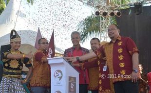 HUT JATENG : Buka Pesta Rakyat Jateng, Ganjar Bagikan 10.000 KJS