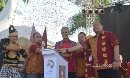 HUT JATENG : Buka Pesta Rakyat Jateng, Ganjar Bagikan 10.000 KJS