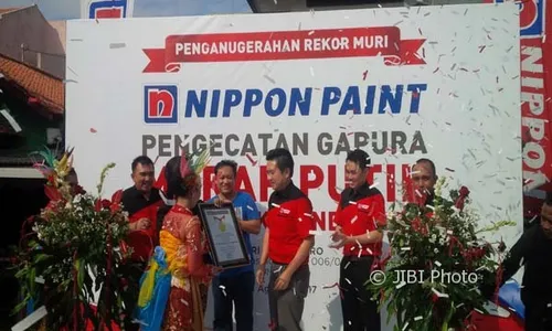 HUT RI : Cat 6.416 Gapura, Perusahaan Cat asal Jepang Pecahkan Rekor Muri