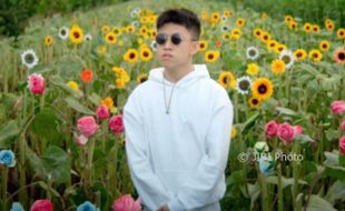 Belum 24 Jam, Single “Glow Like Dat” Rich Chigga Tembus 1 Juta Penonton