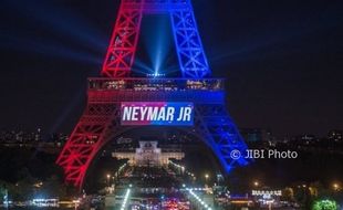 Bertakbir Sambil Acungkan Pisau di Menara Eiffel, Pria Ini Dtangkap Polisi