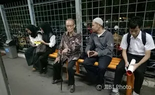 Naik KRL Selepas Subuh, Foto Keteladanan Syafii Maarif Bikin Haru