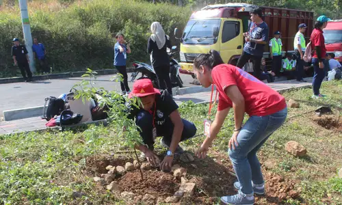 KAMPUS DI SALATIGA : Puncak OMB, Maba UKSW Sambangi Pasar Raya