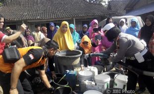 Perwira Polres Sragen Antarkan 12 Tangki Air Bersih untuk Warga Tangen