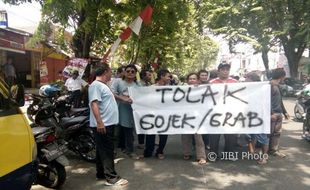 TRANSPORTASI SEMARANG : Pelanggan Pindah Ojek Online, Sopir Angkot di Semarang Demo