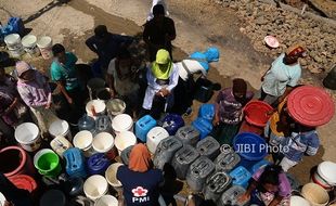 FOTO KEMARAU 2017 : Air Bersih Mulai Diantar ke Grobogan