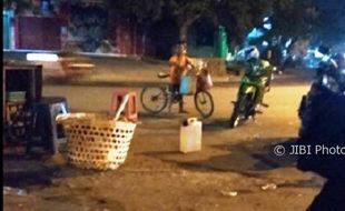 KISAH TRAGIS : Bocah di Kendal Ini Dagang Kacang hingga Lewat Tengah Malam