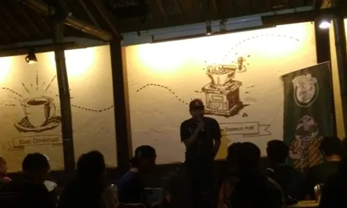 Serunya Cerita Para Komika Saat Open Mic di Ce Kopi Mendungan