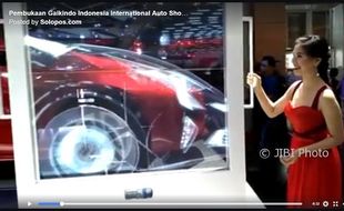 GIIAS 2017 : Monitor Transparan Ini Singkap Isi Mobil