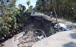 INFRASTRUKTUR SRAGEN : Jalan Penghubung 2 Museum Sangiran Ambrol