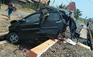 KECELAKAAN KENDAL : 5 Tewas Tertabrak Kereta Api di Brogo, Warganet Kaitkan dengan Hal Gaib