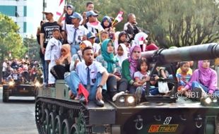 FOTO HUT RI : Warga Leluasa Naik Tank di Semarang