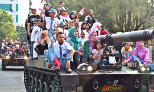 FOTO HUT RI : Warga Leluasa Naik Tank di Semarang