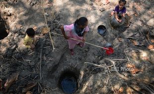 FOTO KEMARAU 2017 : Warga Grobogan Gali Dasar Sungai