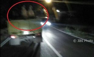 LALU LINTAS SALATIGA : Tingkah Penumpang Truk Ini Bikin Kaget Pengguna Jalan